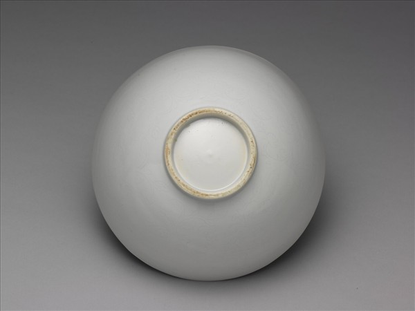 白瓷劃花花卉紋碗