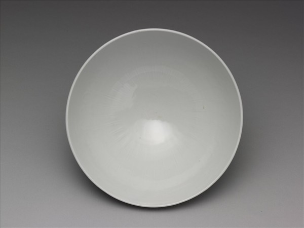 白瓷劃花花卉紋碗