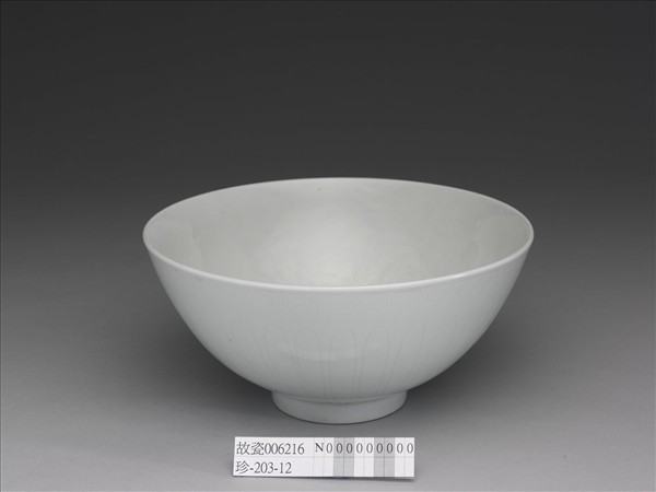 甜白釉四季花卉紋蓮子碗