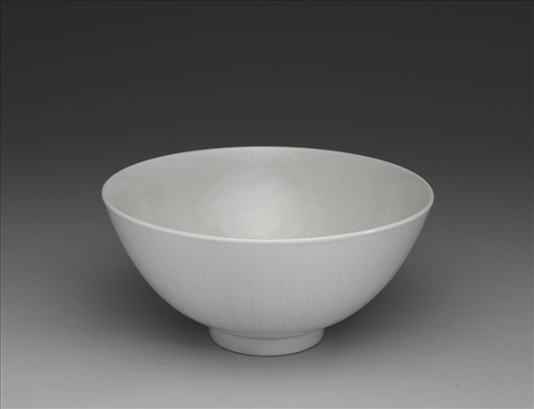 甜白釉四季花卉紋蓮子碗