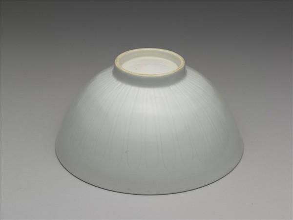 甜白釉四季花卉紋蓮子碗