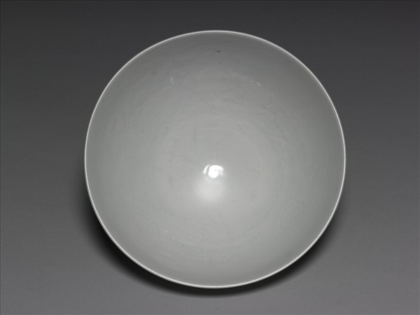 甜白釉四季花卉紋蓮子碗