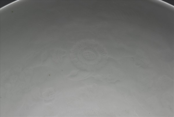 甜白釉四季花卉紋蓮子碗