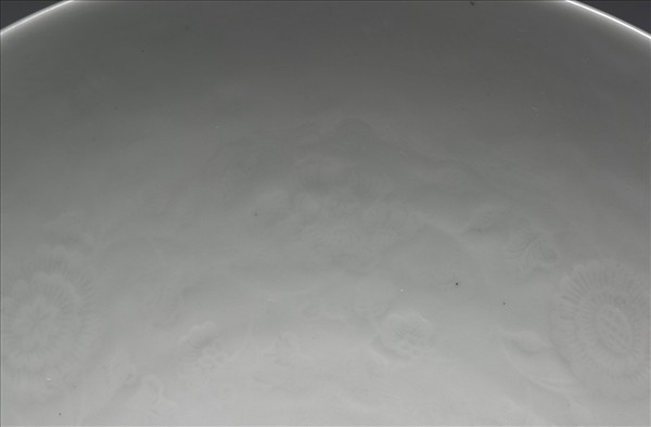 甜白釉四季花卉紋蓮子碗