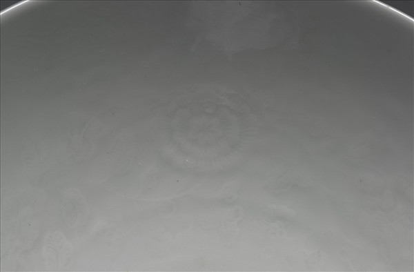 甜白釉四季花卉紋蓮子碗