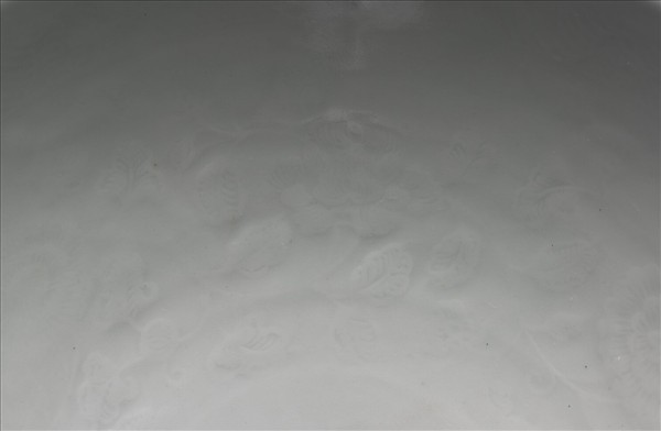 甜白釉四季花卉紋蓮子碗