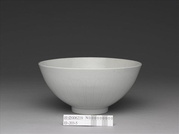 甜白釉四季花卉紋蓮子碗