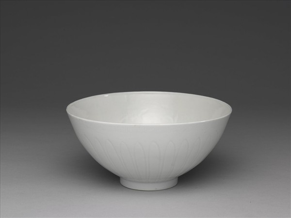 甜白釉四季花卉紋蓮子碗