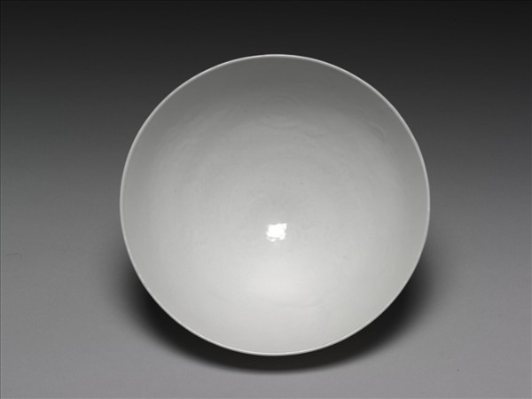 甜白釉四季花卉紋蓮子碗