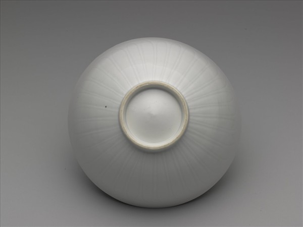 甜白釉四季花卉紋蓮子碗