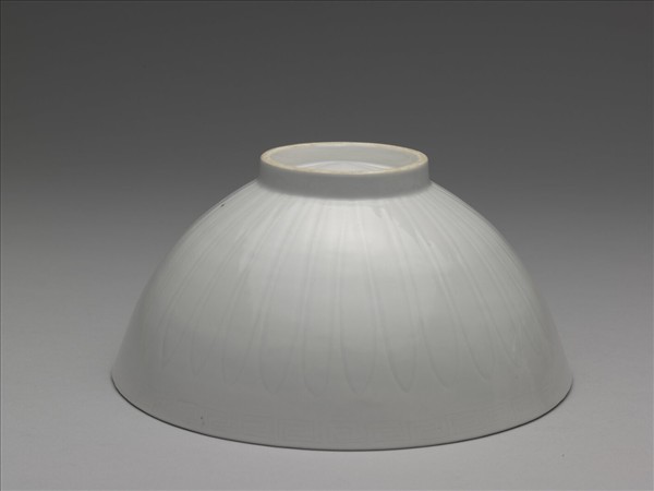 甜白釉四季花卉紋蓮子碗