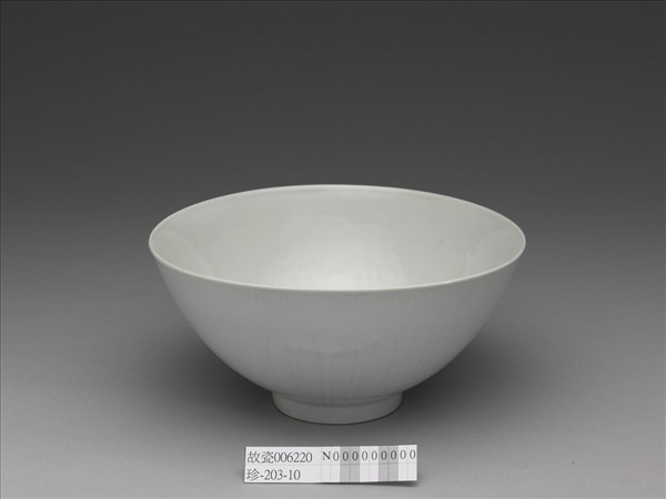 甜白釉四季花卉紋蓮子碗