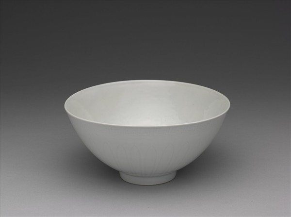 甜白釉四季花卉紋蓮子碗