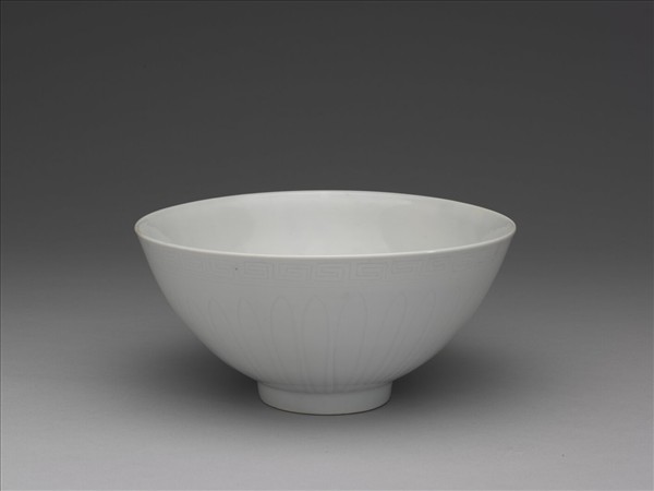 甜白釉四季花卉紋蓮子碗