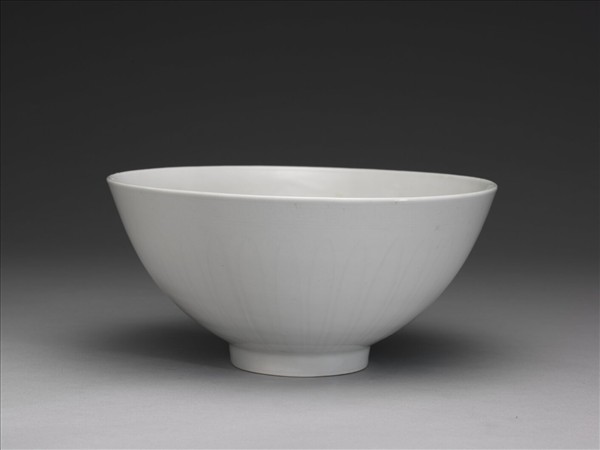 甜白釉四季花卉紋蓮子碗