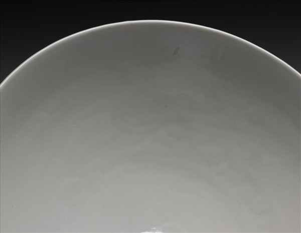 甜白釉四季花卉紋蓮子碗