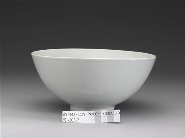 甜白釉四季花卉紋蓮子碗