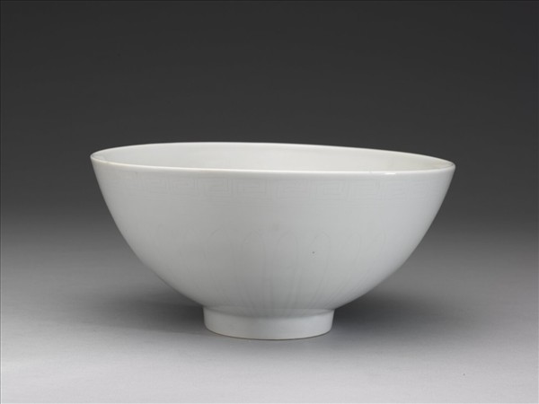 甜白釉四季花卉紋蓮子碗