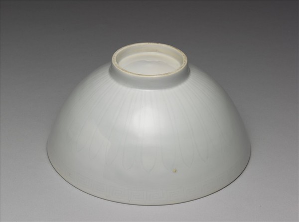 甜白釉四季花卉紋蓮子碗