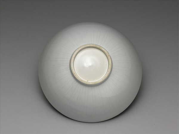 甜白釉四季花卉紋蓮子碗