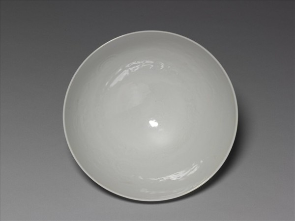 甜白釉四季花卉紋蓮子碗