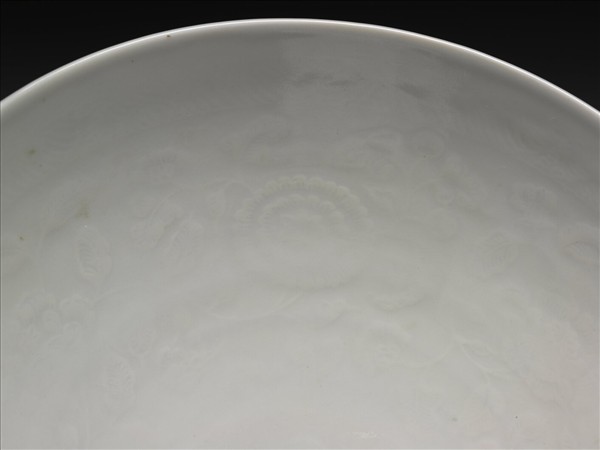 甜白釉四季花卉紋蓮子碗