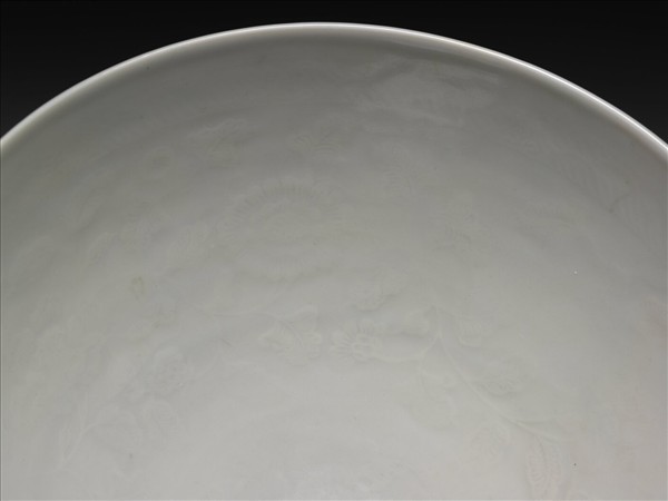 甜白釉四季花卉紋蓮子碗