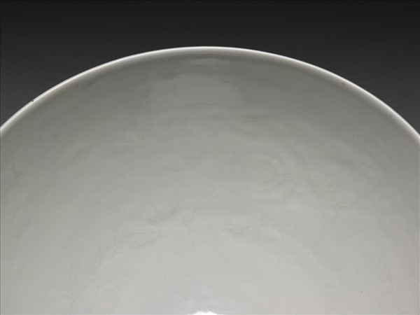 甜白釉四季花卉紋蓮子碗