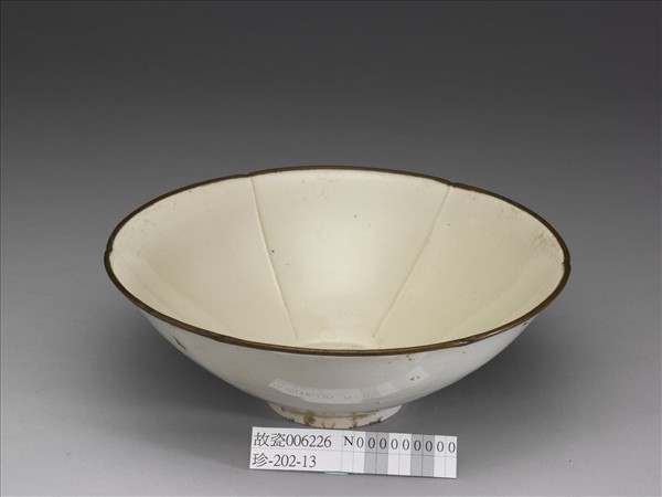 定窯 白瓷劃花蓮花紋碗