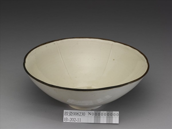 定窯 白瓷劃花蓮花紋碗