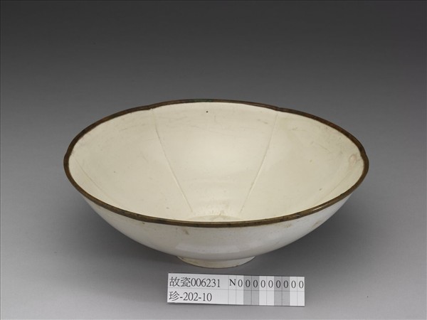 定窯 白瓷劃花蓮花紋碗