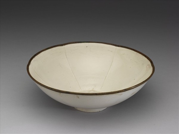 定窯 白瓷劃花蓮花紋碗