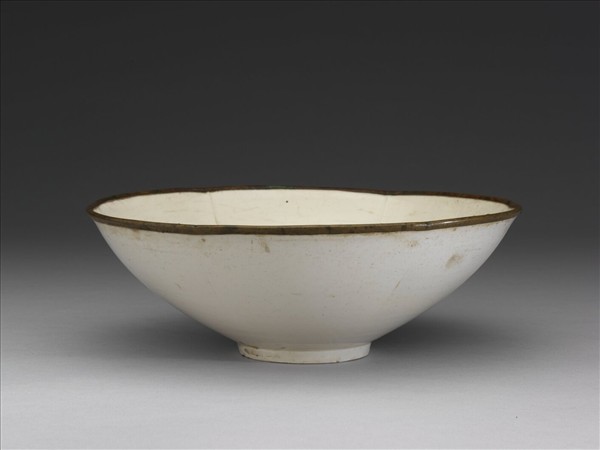 定窯 白瓷劃花蓮花紋碗