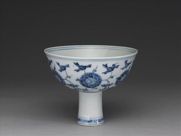 青花團花紋高足碗