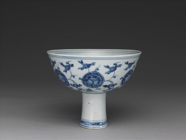 青花團花紋高足碗