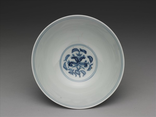 青花團花紋高足碗