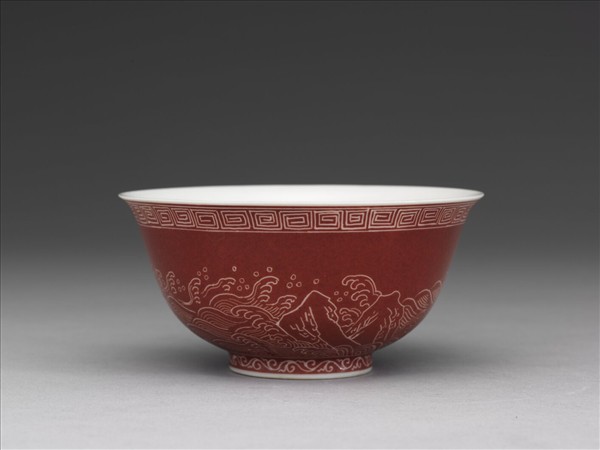 琺瑯彩紅地剔花江山萬代茶碗