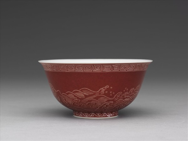 琺瑯彩紅地剔花江山萬代茶碗