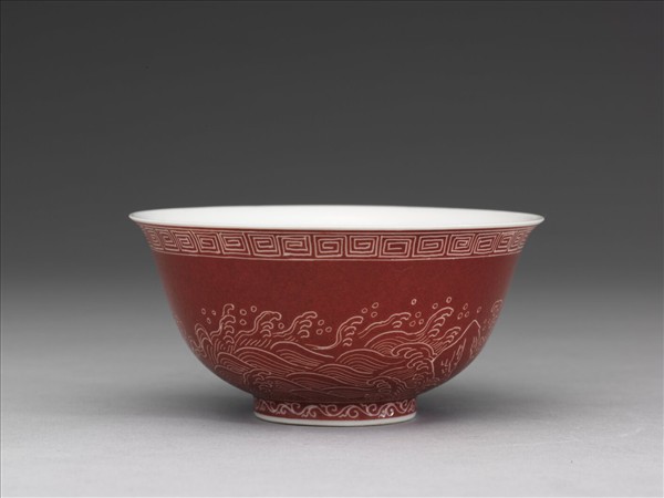 琺瑯彩紅地剔花江山萬代茶碗