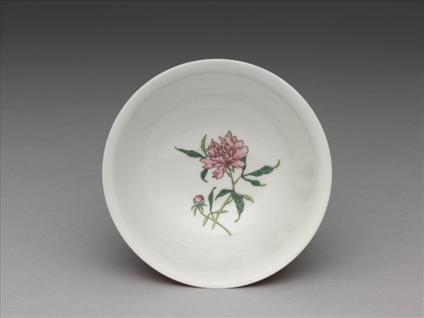 琺瑯彩紅地剔花江山萬代茶碗