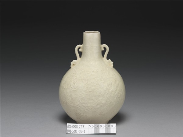 白瓷印花雲蝠紋雙耳扁瓶