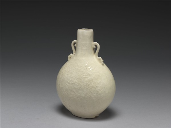 白瓷印花雲蝠紋雙耳扁瓶