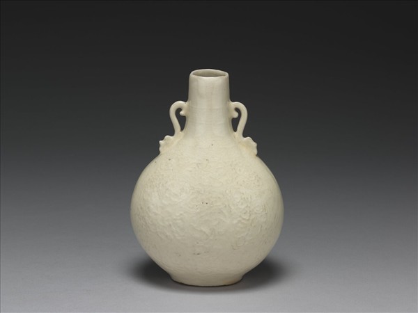 白瓷印花雲蝠紋雙耳扁瓶