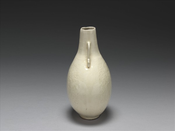 白瓷印花雲蝠紋雙耳扁瓶