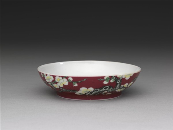 琺瑯彩洋紅地梅花碟