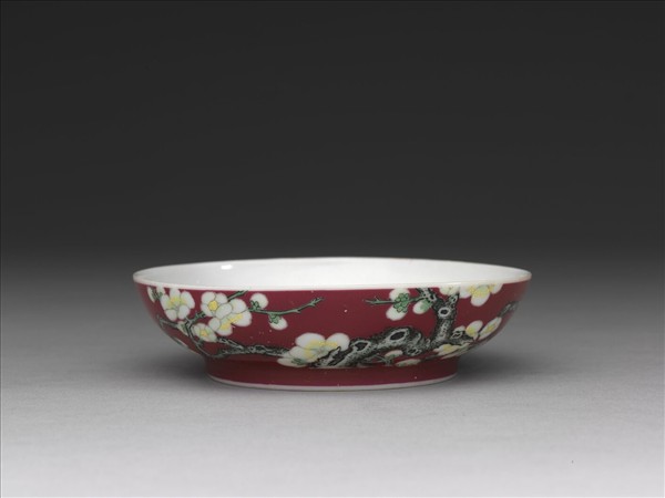 琺瑯彩洋紅地梅花碟