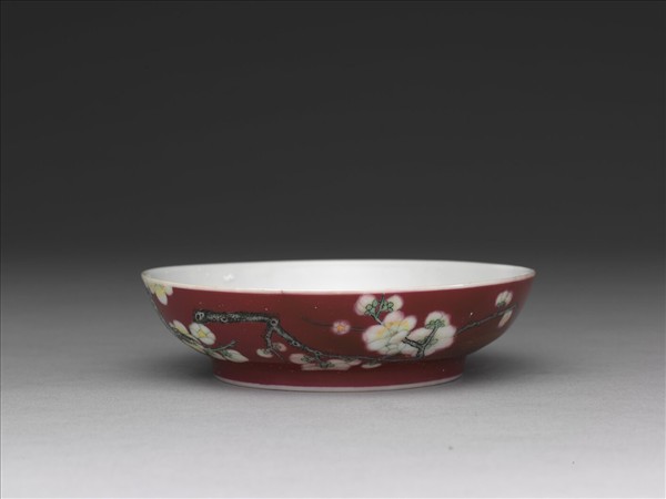 琺瑯彩洋紅地梅花碟