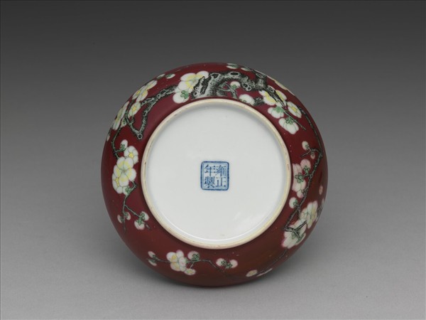 琺瑯彩洋紅地梅花碟