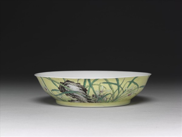 琺瑯彩黃地蘭花盤