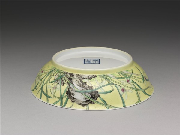 琺瑯彩黃地蘭花盤